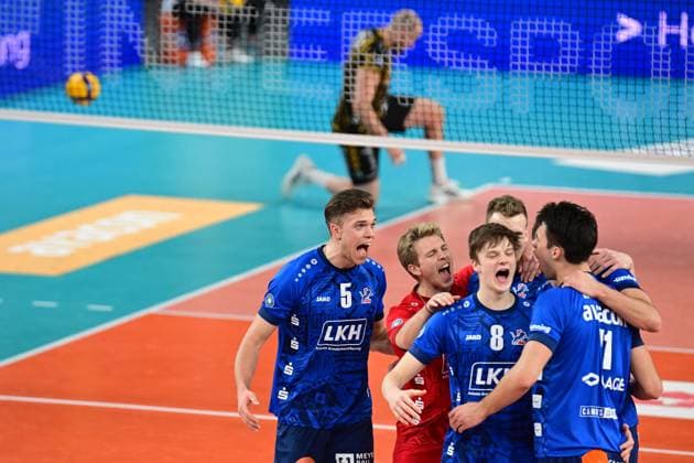 Volleyball I Herren I Saison 2023-2024 I Bundesliga I 20. Spieltag I SVG Lüneburg - SWD powervolleys Düren I 16.2.2024 Bild mit Symbolcharakter: SVG Lüneburg jubelt - Sebastian Gevert (13, SWD powervolleys Düren) kniet zerstört auf dem Boden Lüneburg LKH Arena Niedersachsen Deutschland Copyright: xLobeca AndreasxHannigx