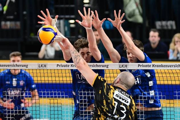 Volleyball I Herren I Saison 2023-2024 I Bundesliga I 20. Spieltag I SVG Lüneburg - SWD powervolleys Düren I 16.2.2024 Joscha Kunstmann (7, SVG Lüneburg) und Theo Mohwinkel (8, SVG Lüneburg) blocken Sebastian Gevert (13, SWD powervolleys Düren) Lüneburg LKH Arena Niedersachsen Deutschland Copyright: xLobeca AndreasxHannigx