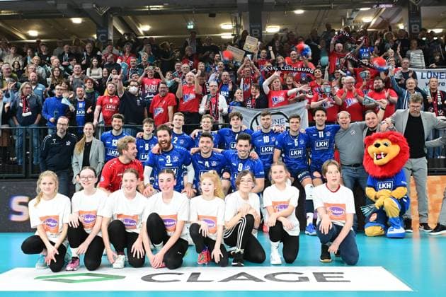 Volleyball I Herren I Saison 2023-2024 I Bundesliga I 20. Spieltag I SVG Lüneburg - SWD powervolleys Düren I 16.2.2024 Teamfoto mit Ballkindern Lüneburg LKH Arena Niedersachsen Deutschland Copyright: xLobeca AndreasxHannigx