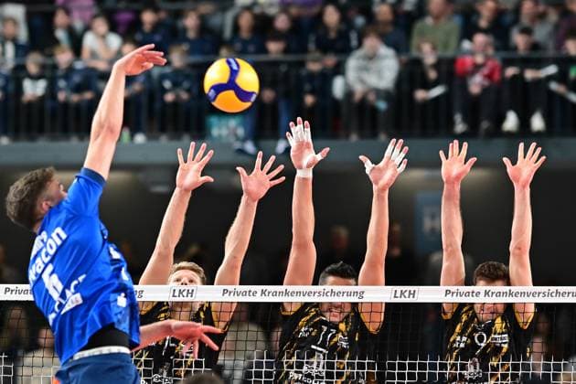 Sport Bilder des Tages Volleyball I Herren I Saison 2023-2024 I Bundesliga I 20. Spieltag I SVG Lüneburg - SWD powervolleys Düren I 16.2.2024 Leo Meyer (15, SWD powervolleys Düren), Michael Andrei (11, SWD powervolleys Düren), Marcin Ernastowicz (9, SWD powervolleys Düren) beim Block gegen Erik Johannes Röhrs (5, SVG Lüneburg) Lüneburg LKH Arena Niedersachsen Deutschland Copyright: xLobeca AndreasxHannigx