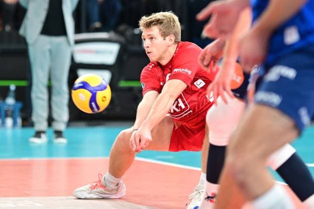 Volleyball I Herren I Saison 2023-2024 I Bundesliga I 20. Spieltag I SVG Lüneburg - SWD powervolleys Düren I 16.2.2024 Gage Thomas Wortley (6, SVG Lüneburg) bei der Annahme Lüneburg LKH Arena Niedersachsen Deutschland Copyright: xLobeca AndreasxHannigx