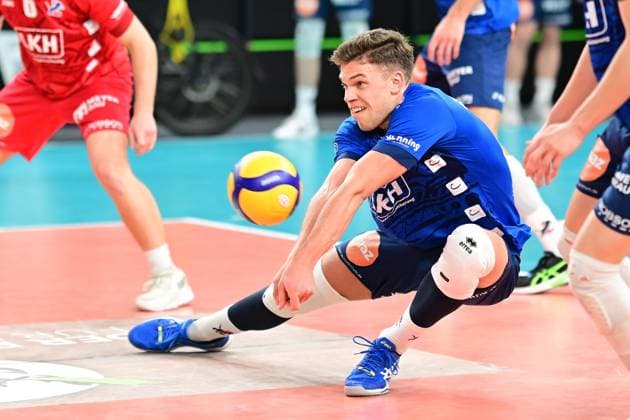 Volleyball I Herren I Saison 2023-2024 I Bundesliga I 20. Spieltag I SVG Lüneburg - SWD powervolleys Düren I 16.2.2024 Erik Johannes Röhrs (5, SVG Lüneburg) mit der spektakulären Ballannahme Lüneburg LKH Arena Niedersachsen Deutschland Copyright: xLobeca AndreasxHannigx