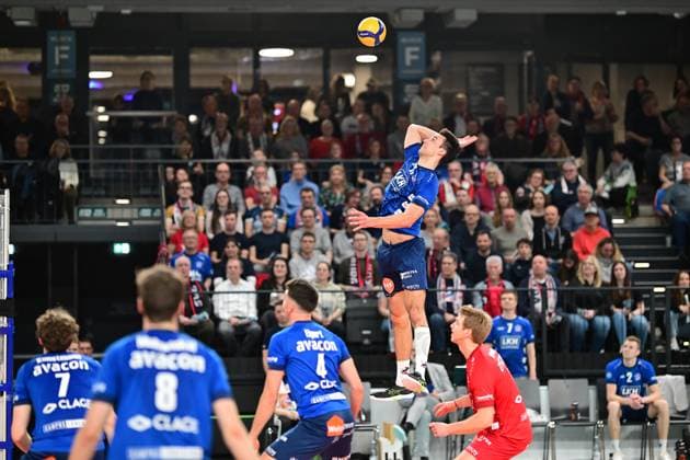 Volleyball I Herren I Saison 2023-2024 I Bundesliga I 20. Spieltag I SVG Lüneburg - SWD powervolleys Düren I 16.2.2024 Höher als alle anderen: Xander Wolf Wassenaar Ketrzynski (11, SVG Lüneburg)fliegt heran Lüneburg LKH Arena Niedersachsen Deutschland Copyright: xLobeca AndreasxHannigx
