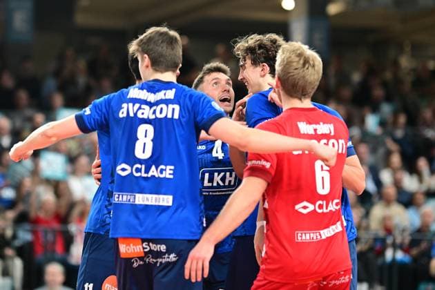 Volleyball I Herren I Saison 2023-2024 I Bundesliga I 20. Spieltag I SVG Lüneburg - SWD powervolleys Düren I 16.2.2024 Maxwell David Elgert (4, SVG Lüneburg) glücklich in der Mitte des Teams Lüneburg LKH Arena Niedersachsen Deutschland Copyright: xLobeca AndreasxHannigx