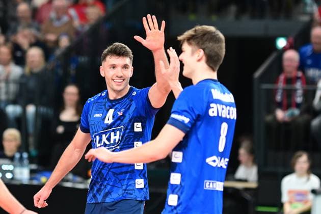 Volleyball I Herren I Saison 2023-2024 I Bundesliga I 20. Spieltag I SVG Lüneburg - SWD powervolleys Düren I 16.2.2024 Späterer MVP Maxwell David Elgert (4, SVG Lüneburg) klatscht ab mit Theo Mohwinkel (8, SVG Lüneburg) Lüneburg LKH Arena Niedersachsen Deutschland Copyright: xLobeca AndreasxHannigx