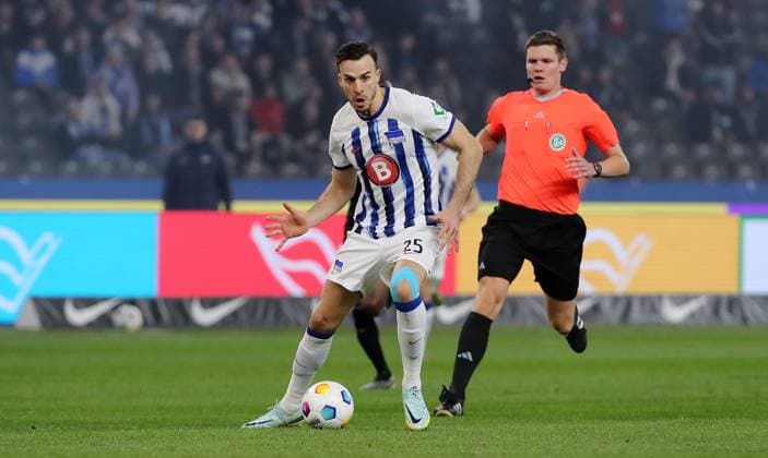 Haris Tabakovic, dahinter Schiedsrichter Florian Exner Einzelbild Freisteller Aktion Fußball Fussball DFL 2.Bundesliga Herren 22.Spieltag Saison 2023 2024 16.02.2024 Hertha BSC Berlin vs. 1.FC Magdeburg FCM DFL regulations prohibit any use of photographs as image sequences and or quasi-video