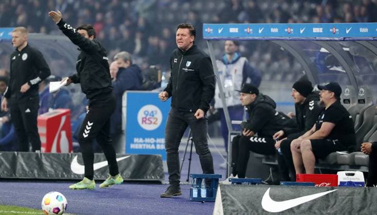 Trainer Christian Titz schimpft Einzelbild Freisteller Aktion Fußball Fussball DFL 2.Bundesliga Herren 22.Spieltag Saison 2023 2024 16.02.2024 Hertha BSC Berlin vs. 1.FC Magdeburg FCM DFL regulations prohibit any use of photographs as image sequences and or quasi-video