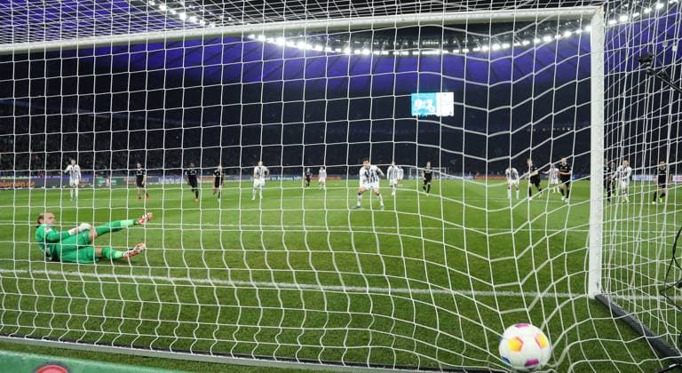 Fabian Reese schießt Elfmeter Strafstoß gegen zum 1:1 Ausgleich gegen Torwart Dominik Reimann Fußball Fussball DFL 2.Bundesliga Herren 22.Spieltag Saison 2023 2024 16.02.2024 Hertha BSC Berlin vs. 1.FC Magdeburg FCM DFL regulations prohibit any use of photographs as image sequences and or quasi-video