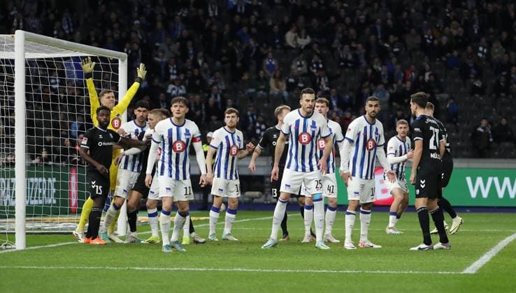 Daniel Heber, Torwart Dominik Reimann, Andreas Bouchalakis, Fabian Reese, Jonjoe Kenny, Connor Krempicki, Haris Tabakovic, Aymane Barkok, Marton Dardai, Tobias Müller warten auf Eckball Fußball Fussball DFL 2.Bundesliga Herren 22.Spieltag Saison 2023 2024 16.02.2024 Hertha BSC Berlin vs. 1.FC Magdeburg FCM DFL regulations prohibit any use of photographs as image sequences and or quasi-video