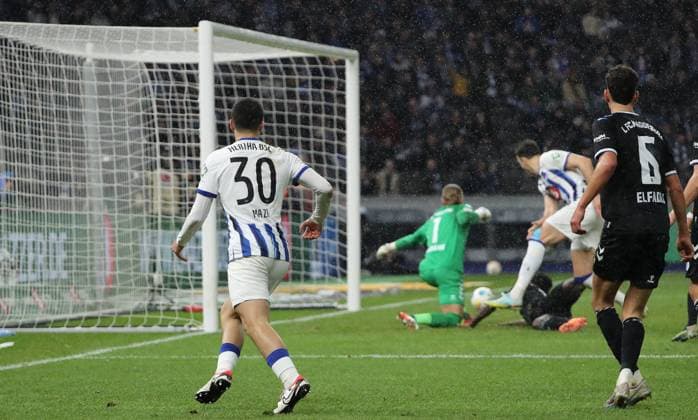 Ibrahim Maza, Torwart Dominik Reimann, Haris Tabakovic verpasst den Ball Zweikampf Spielszene Aktion Fußball Fussball DFL 2.Bundesliga Herren 22.Spieltag Saison 2023 2024 16.02.2024 Hertha BSC Berlin vs. 1.FC Magdeburg FCM DFL regulations prohibit any use of photographs as image sequences and or quasi-video