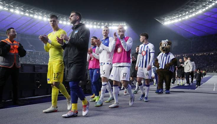 Torwart Tjark Ernst, Torwart Marius Gersbeck, Haris Tabakovic, Toni Leistner, Florian Lechner, Berliner auf der Ehrenrunde nach 3:2 Sieg Fußball Fussball DFL 2.Bundesliga Herren 22.Spieltag Saison 2023 2024 16.02.2024 Hertha BSC Berlin vs. 1.FC Magdeburg FCM DFL regulations prohibit any use of photographs as image sequences and or quasi-video