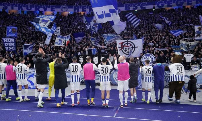 Sport Bilder des Tages Hertha Mannschaft feiert 3:2 Sieg vor den Fans, hinten DFL Logo im Fadenkreuz Fußball Fussball DFL 2.Bundesliga Herren 22.Spieltag Saison 2023 2024 16.02.2024 Hertha BSC Berlin vs. 1.FC Magdeburg FCM DFL regulations prohibit any use of photographs as image sequences and or quasi-video