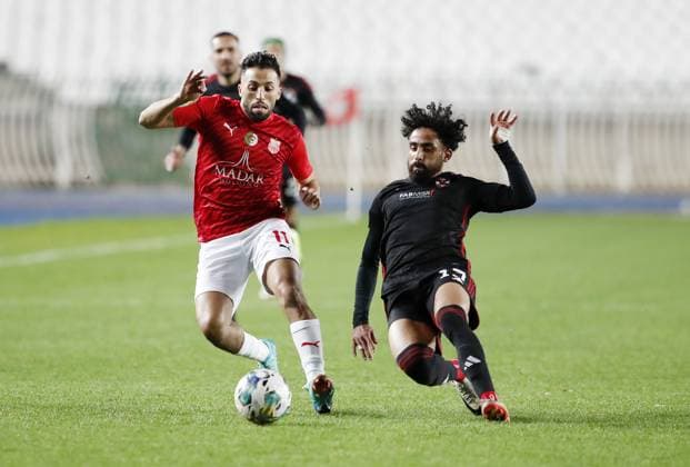 Sport Bilder des Tages (240217) -- ALGIERS, Feb. 17, 2024 -- CR Belouizdad s Abderrahmane Meziane (L) vies with Al Ahly s Marwan Attia during the CAF Champions League 2023 2024 football match between CR Belouizdad of Algeria and Al Ahly of Egypt at 5th July Stadium in Algiers, Algeria, Feb. 16, 2024. (SP)ALGERIA-ALGIERS-FOOTBALL-CAF CHAMPIONS LEAGUE-CR BELOUIZDAD VS AL AHLY(5) (Xinhua) 