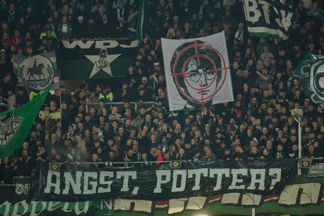 Die Fans von Hannover 96 zeigen ein Plakat mit dem Gesicht von Harry Potter in einem Fadenkreuz, 2. Bundesliga, Hannover 96 vs SpVgg Greuther Fuerth, HDI-Arena, 16.02.2024, Hannover, Deutschland. *** The fans of Hannover 96 show a poster with the face of Harry Potter in a crosshair, 2 Bundesliga, Hannover 96 vs SpVgg Greuther Fuerth, HDI Arena, 16 02 2024, Hannover, Germany