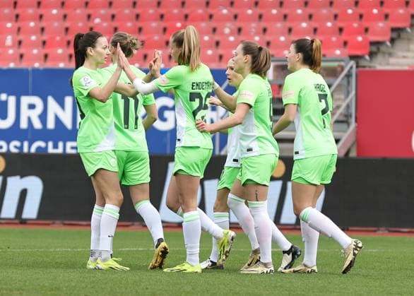 17.02.2024 - Fussball - Saison 2023 2024 - 1. Frauen - Fussball - Bundesliga - 14. Spieltag: 1. FC Nürnberg FCN ( Club ) - VfL Wolfsburg - Sportfoto Zink DaMa - xdaxmax - Jubel Freude Torjubel nach Tor zum 0:1 - Mannschaft Team des VfL Wolfsburg jubelt freut sich - Torschütze: Vivien Endemann (25, VfL Wolfsburg )
