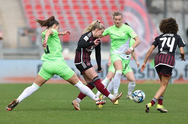 Sport Bilder des Tages 17.02.2024 - Fussball - Saison 2023 2024 - 1. Frauen - Fussball - Bundesliga - 14. Spieltag: 1. FC Nürnberg FCN ( Club ) - VfL Wolfsburg - Sportfoto Zink DaMa - xdaxmax - Lena Oberdorf (5, VfL Wolfsburg ) Selma Magnusdottir (37, 1. FC Nürnberg FCN ) Alexandra Popp (11, VfL Wolfsburg ) Amira Arfaoui (74, 1. FC Nürnberg FCN )