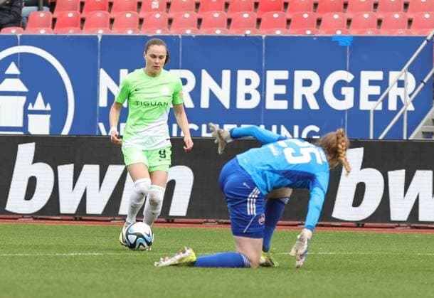17.02.2024 - Fussball - Saison 2023 2024 - 1. Frauen - Fussball - Bundesliga - 14. Spieltag: 1. FC Nürnberg FCN ( Club ) - VfL Wolfsburg - Sportfoto Zink DaMa - xdaxmax - Ewa Pajor (9, VfL Wolfsburg ) - Kristin Krammer (25, 1. FC Nürnberg FCN ) rutscht aus