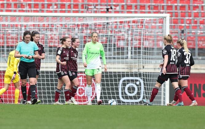 17.02.2024 - Fussball - Saison 2023 2024 - 1. Frauen - Fussball - Bundesliga - 14. Spieltag: 1. FC Nürnberg FCN ( Club ) - VfL Wolfsburg - Sportfoto Zink DaMa - xdaxmax - Jubel Freude Torjubel nach Tor zum 1:1 - Vanessa Haim (19, 1. FC Nürnberg FCN ) und Mannschaft Team jubelt freut sich - Torschütze: Vanessa Haim (19, 1. FC Nürnberg FCN )