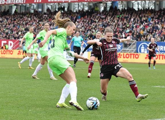 17.02.2024 - Fussball - Saison 2023 2024 - 1. Frauen - Fussball - Bundesliga - 14. Spieltag: 1. FC Nürnberg FCN ( Club ) - VfL Wolfsburg - Sportfoto Zink DaMa - xdaxmax - Vivien Endemann (25, VfL Wolfsburg ) Nastassja Lein (24, 1. FC Nürnberg FCN )