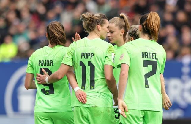 17.02.2024 - Fussball - Saison 2023 2024 - 1. Frauen - Fussball - Bundesliga - 14. Spieltag: 1. FC Nürnberg FCN ( Club ) - VfL Wolfsburg - Sportfoto Zink DaMa - xdaxmax - Jubel Freude Torjubel nach Tor zum 1:2 - Alexandra Popp (11, VfL Wolfsburg ) und Mannschaft Team jubelt freut sich - Torschütze: Alexandra Popp (11, VfL Wolfsburg )