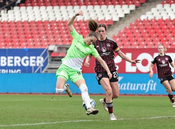 17.02.2024 - Fussball - Saison 2023 2024 - 1. Frauen - Fussball - Bundesliga - 14. Spieltag: 1. FC Nürnberg FCN ( Club ) - VfL Wolfsburg - Sportfoto Zink DaMa - xdaxmax - Tor Treffer Torschuß zum 1:3 - Torschütze Ewa Pajor (9, VfL Wolfsburg ) gegen Lara Schmidt (27, 1. FC Nürnberg FCN )