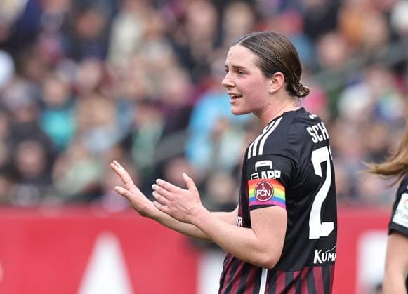 17.02.2024 - Fussball - Saison 2023 2024 - 1. Frauen - Fussball - Bundesliga - 14. Spieltag: 1. FC Nürnberg FCN ( Club ) - VfL Wolfsburg - Sportfoto Zink DaMa - xdaxmax - Lara Schmidt (27, 1. FC Nürnberg FCN ) zeigt an gestikuliert dirigiert gibt Anweisungen