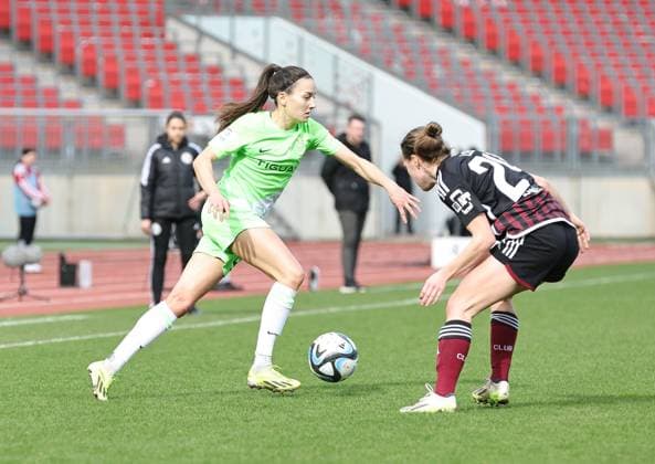 17.02.2024 - Fussball - Saison 2023 2024 - 1. Frauen - Fussball - Bundesliga - 14. Spieltag: 1. FC Nürnberg FCN ( Club ) - VfL Wolfsburg - Sportfoto Zink DaMa - xdaxmax - Joelle Wedemeyer (24, VfL Wolfsburg ) Nastassja Lein (24, 1. FC Nürnberg FCN )