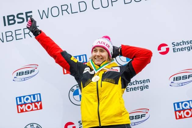 Sport Themen der Woche KW07 Sport Bilder des Tages Bob-Weltcup Altenberg 2024 - Monobob Frauen - Laura Nolte (GER) DEU Deutschland Sachsen Altenberg, 17.02.2024, BMW IBSF Weltcup Bob in Altenberg, SachsenEnergie-Eiskanal, Monobob Frauen, Siegerin Laura Nolte (GER) jubelt auf dem Podium. *** Bobsleigh World Cup Altenberg 2024 Monobob Women Laura Nolte GER DEU Germany Saxony Altenberg, 17 02 2024, BMW IBSF World Cup Bobsleigh in Altenberg, SachsenEnergie Eiskanal, Monobob Women, winner Laura Nolte GER celebrates on the podium AF_Bob_Altenberg_46015