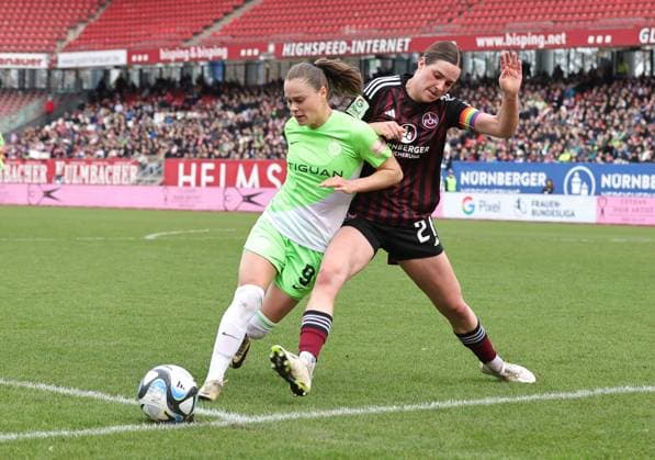 17.02.2024 - Fussball - Saison 2023 2024 - 1. Frauen - Fussball - Bundesliga - 14. Spieltag: 1. FC Nürnberg FCN ( Club ) - VfL Wolfsburg - Sportfoto Zink DaMa - xdaxmax - Ewa Pajor (9, VfL Wolfsburg ) Lara Schmidt (27, 1. FC Nürnberg FCN )