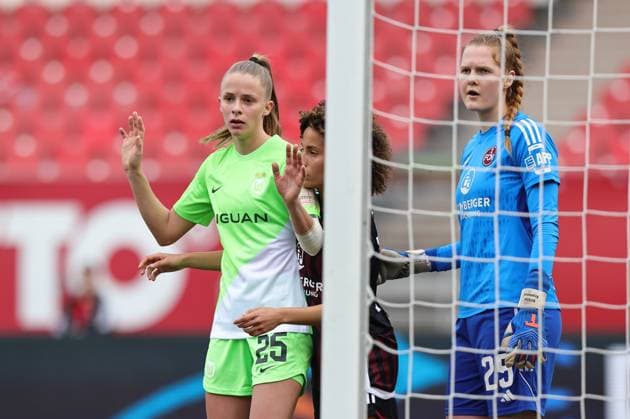 17.02.2024 - Fussball - Saison 2023 2024 - 1. Frauen - Fussball - Bundesliga - 14. Spieltag: 1. FC Nürnberg FCN ( Club ) - VfL Wolfsburg - Sportfoto Zink DaMa - xdaxmax - Vivien Endemann (25, VfL Wolfsburg ) Amira Arfaoui (74, 1. FC Nürnberg FCN ) Kristin Krammer (25, 1. FC Nürnberg FCN ) warten auf Eckball