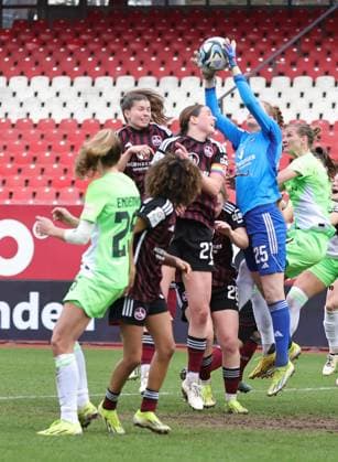 17.02.2024 - Fussball - Saison 2023 2024 - 1. Frauen - Fussball - Bundesliga - 14. Spieltag: 1. FC Nürnberg FCN ( Club ) - VfL Wolfsburg - Sportfoto Zink DaMa - xdaxmax - Kristin Krammer (25, 1. FC Nürnberg FCN ) fängt Ball