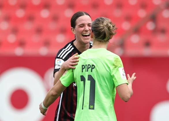 17.02.2024 - Fussball - Saison 2023 2024 - 1. Frauen - Fussball - Bundesliga - 14. Spieltag: 1. FC Nürnberg FCN ( Club ) - VfL Wolfsburg - Sportfoto Zink DaMa - xdaxmax - Lara Schmidt (27, 1. FC Nürnberg FCN ) Alexandra Popp (11, VfL Wolfsburg ) lacht Lachen freut sich Freude
