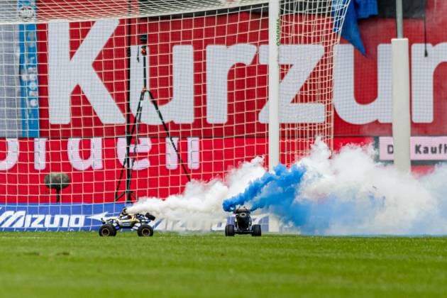 Bilder des Jahres 2024, Sport 02 Feburar Sport Bilder des Tages Rostock, Deutschland 17. Februar 2024: 2. BL - 2023 2024 - FC Hansa Rostock vs. Hamburger SV Im Bild: zwei ferngesteuerte Autos mit weissem und blauen Rauch auf dem Spielfeld - protest gegen investoren dfl DFL regulations prohibit any use of photographs as image sequences and or quasi-video. *** Rostock, Germany 17 February 2024 2 BL 2023 2024 FC Hansa Rostock vs Hamburger SV In the picture two remote-controlled cars with white and blue smoke on the pitch protest gegen investoren dfl DFL regulations prohibit any use of photographs as image sequences and or quasi video Copyright: xFotostandx xVoelkerx