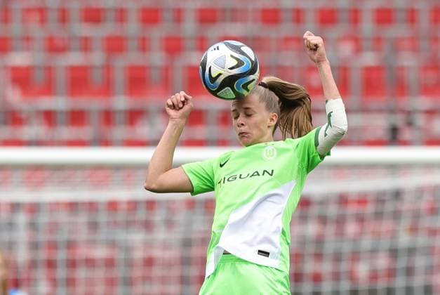 17.02.2024 - Fussball - Saison 2023 2024 - 1. Frauen - Fussball - Bundesliga - 14. Spieltag: 1. FC Nürnberg FCN ( Club ) - VfL Wolfsburg - Sportfoto Zink DaMa - xdaxmax - Vivien Endemann (25, VfL Wolfsburg ) mit Kopfball
