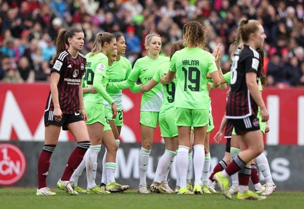 17.02.2024 - Fussball - Saison 2023 2024 - 1. Frauen - Fussball - Bundesliga - 14. Spieltag: 1. FC Nürnberg FCN ( Club ) - VfL Wolfsburg - Sportfoto Zink DaMa - xdaxmax - Jubel Freude Torjubel nach Tor zum 1:6 - Ewa Pajor (9, VfL Wolfsburg ) und Mannschaft Team jubelt freut sich - Torschütze: Ewa Pajor (9, VfL Wolfsburg )