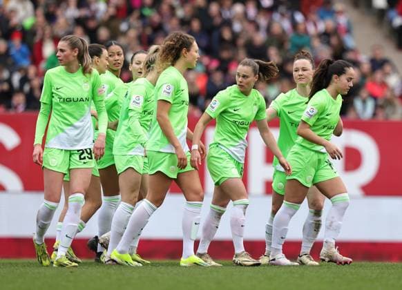 17.02.2024 - Fussball - Saison 2023 2024 - 1. Frauen - Fussball - Bundesliga - 14. Spieltag: 1. FC Nürnberg FCN ( Club ) - VfL Wolfsburg - Sportfoto Zink DaMa - xdaxmax - Jubel Freude Torjubel nach Tor zum 1:6 - Ewa Pajor (9, VfL Wolfsburg ) und Mannschaft Team jubelt freut sich - Torschütze: Ewa Pajor (9, VfL Wolfsburg )