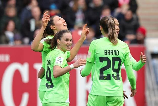 Sport Bilder des Tages 17.02.2024 - Fussball - Saison 2023 2024 - 1. Frauen - Fussball - Bundesliga - 14. Spieltag: 1. FC Nürnberg FCN ( Club ) - VfL Wolfsburg - Sportfoto Zink DaMa - xdaxmax - Jubel Freude Torjubel nach Tor zum 1:8 - Fenna Kalma (19, VfL Wolfsburg ) und Mannschaft Team jubelt freut sich - Torschütze: Fenna Kalma (19, VfL Wolfsburg )