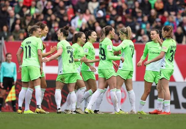 17.02.2024 - Fussball - Saison 2023 2024 - 1. Frauen - Fussball - Bundesliga - 14. Spieltag: 1. FC Nürnberg FCN ( Club ) - VfL Wolfsburg - Sportfoto Zink DaMa - xdaxmax - Jubel Freude Torjubel nach Tor zum 1:8 - Fenna Kalma (19, VfL Wolfsburg ) und Mannschaft Team jubelt freut sich - Torschütze: Fenna Kalma (19, VfL Wolfsburg )