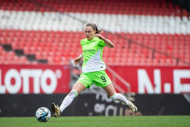 Ewa Pajor (VfL Wolfsburg, 09) am Ball, GER, FC Nuernberg vs VfL Wolfsburg, Fussball Google Pixel Frauen Bundesliga, 14. Spieltag, Saison 2023 2024, 17.02.2024 DFB regulations prohibit any use of photographs as image sequences and or quasi-video GER, FC Nuernberg vs VfL Wolfsburg, Fussball Google Pixel Frauen Bundesliga, 14. Spieltag, Saison 2023 2024, 17.02.2024 Nuernberg Copyright: xEibner-Pressefoto Memmlerx EP_MMR