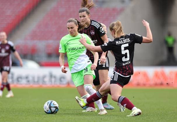 17.02.2024 - Fussball - Saison 2023 2024 - 1. Frauen - Fussball - Bundesliga - 14. Spieltag: 1. FC Nürnberg FCN ( Club ) - VfL Wolfsburg - Sportfoto Zink DaMa - xdaxmax - Ewa Pajor (9, VfL Wolfsburg ) Nele Bauereisen (23, 1. FC Nürnberg FCN ) Alina Mailbeck (5, 1. FC Nürnberg FCN )