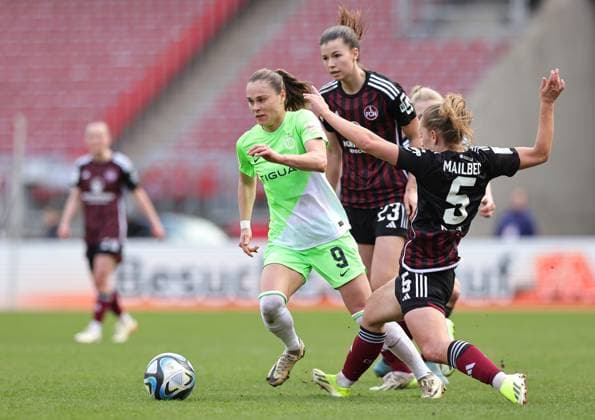 17.02.2024 - Fussball - Saison 2023 2024 - 1. Frauen - Fussball - Bundesliga - 14. Spieltag: 1. FC Nürnberg FCN ( Club ) - VfL Wolfsburg - Sportfoto Zink DaMa - xdaxmax - Ewa Pajor (9, VfL Wolfsburg ) Nele Bauereisen (23, 1. FC Nürnberg FCN ) Alina Mailbeck (5, 1. FC Nürnberg FCN )