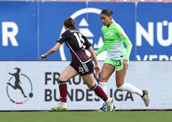 17.02.2024 - Fussball - Saison 2023 2024 - 1. Frauen - Fussball - Bundesliga - 14. Spieltag: 1. FC Nürnberg FCN ( Club ) - VfL Wolfsburg - Sportfoto Zink DaMa - xdaxmax - Rebekka Salfelder (15, 1. FC Nürnberg FCN ) Sveindis Jonsdottir (23, VfL Wolfsburg )