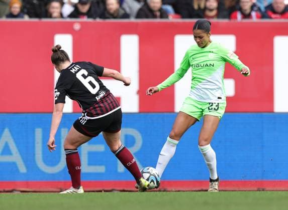 17.02.2024 - Fussball - Saison 2023 2024 - 1. Frauen - Fussball - Bundesliga - 14. Spieltag: 1. FC Nürnberg FCN ( Club ) - VfL Wolfsburg - Sportfoto Zink DaMa - xdaxmax - Jessica May (6, 1. FC Nürnberg FCN ) Sveindis Jonsdottir (23, VfL Wolfsburg )
