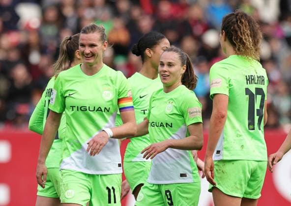 17.02.2024 - Fussball - Saison 2023 2024 - 1. Frauen - Fussball - Bundesliga - 14. Spieltag: 1. FC Nürnberg FCN ( Club ) - VfL Wolfsburg - Sportfoto Zink DaMa - xdaxmax - Jubel Freude Torjubel nach Tor zum 1:9 - Ewa Pajor (9, VfL Wolfsburg ) und Mannschaft Team jubelt freut sich - Torschütze: Ewa Pajor (9, VfL Wolfsburg )