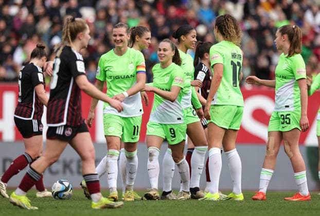 17.02.2024 - Fussball - Saison 2023 2024 - 1. Frauen - Fussball - Bundesliga - 14. Spieltag: 1. FC Nürnberg FCN ( Club ) - VfL Wolfsburg - Sportfoto Zink DaMa - xdaxmax - Jubel Freude Torjubel nach Tor zum 1:9 - Ewa Pajor (9, VfL Wolfsburg ) und Mannschaft Team jubelt freut sich - Torschütze: Ewa Pajor (9, VfL Wolfsburg )