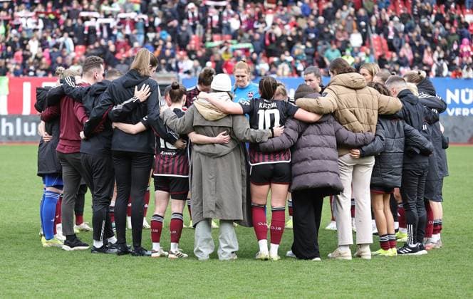 17.02.2024 - Fussball - Saison 2023 2024 - 1. Frauen - Fussball - Bundesliga - 14. Spieltag: 1. FC Nürnberg FCN ( Club ) - VfL Wolfsburg - Sportfoto Zink DaMa - xdaxmax - Mannschaft Team des FCN enttäuscht Enttäuschung nach Spielende