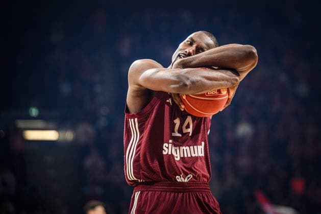 Sport Bilder des Tages 17.02.2024, BMW Park, Germany, Muenchen, Bamberg Baskets vs FC Bayern Muenchen - Halbfinale SIEGMUND TOP FOUR 2024, Serge Ibaka (FC Bayern Muenchen Basketball) gestikuliert, gestik (Foto H. Langer) BMW Park Muenchen Germany