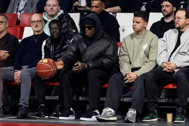 Sport Bilder des Tages Siegmund Top Four München: Halbfinale Bamberg Baskets - FC Bayern München; 17.02.2024 Dennis Schröder (Basketballer, Brooklyn Nets, Deutschland) fängt den Spielball Siegmund Top Four München: Halbfinale Bamberg Baskets - FC Bayern München, München, BMW Park am 17.02.2024 Copyright: xBEAUTIFULxSPORTS Wunderlx