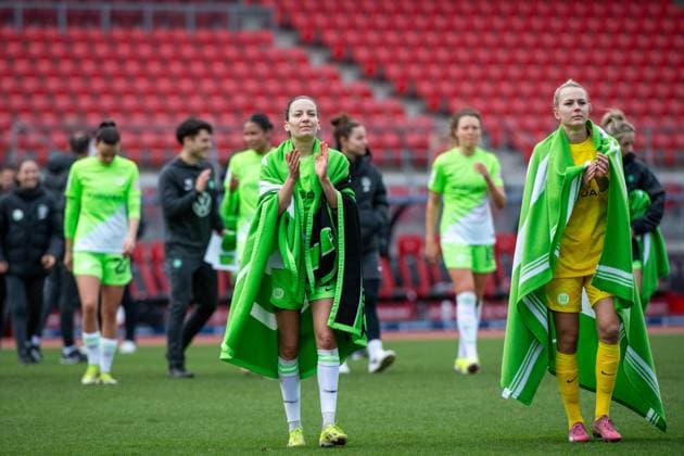 Maria Joelle Wedemeyer (VfL Wolfsburg, 24), Merle Frohms (VfL Wolfsburg, 01) jubelt ueber den Sieg und bedankt sich bei den Fans, GER, FC Nuernberg vs VfL Wolfsburg, Fussball Google Pixel Frauen Bundesliga, 14. Spieltag, Saison 2023 2024, 17.02.2024 DFB regulations prohibit any use of photographs as image sequences and or quasi-video GER, FC Nuernberg vs VfL Wolfsburg, Fussball Google Pixel Frauen Bundesliga, 14. Spieltag, Saison 2023 2024, 17.02.2024 Nuernberg Copyright: xEibner-Pressefoto Memmlerx EP_MMR