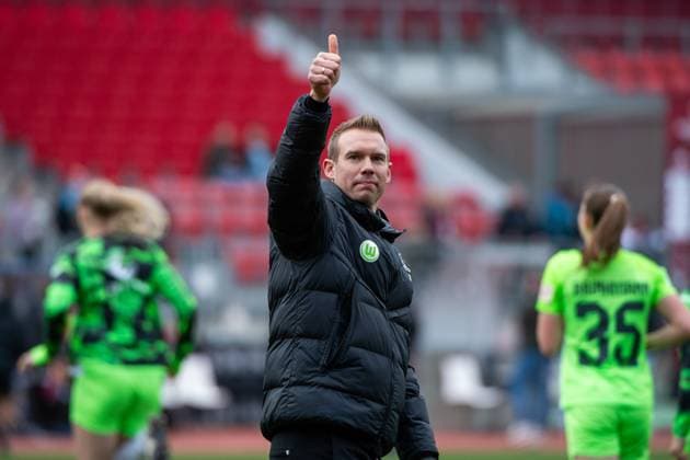 Tommy Stroot (VfL Wolfsburg, Trainer) jubelt ueber den Sieg und bedankt sich bei den Fans, GER, FC Nuernberg vs VfL Wolfsburg, Fussball Google Pixel Frauen Bundesliga, 14. Spieltag, Saison 2023 2024, 17.02.2024 DFB regulations prohibit any use of photographs as image sequences and or quasi-video GER, FC Nuernberg vs VfL Wolfsburg, Fussball Google Pixel Frauen Bundesliga, 14. Spieltag, Saison 2023 2024, 17.02.2024 Nuernberg Copyright: xEibner-Pressefoto Memmlerx EP_MMR